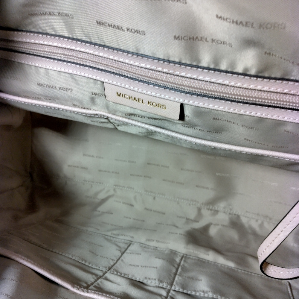 Michael Kors Soft Pink Weekender - Picture 9 of 13